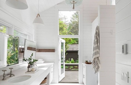 Suquamish Cottage | This waterfront estate on Bainbridge Island blends luxury with nature’s beauty
