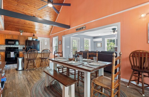 Houston House | Thistle Brae - Dock Toys galore! And Pet-Friendly!