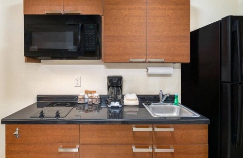 Jamestown Hotel | Three Comfortable Room w/Cooking Facilities Near Little Britches Fishing Pond