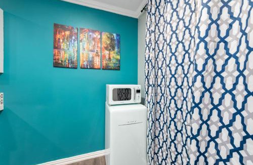 Neartown Apartment | Tiffany Hip Montrose Apt Near MedCenter UH & NRG