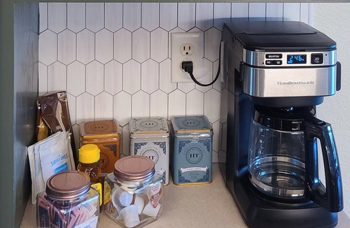 Windsor House | Timberline Retreat - Sleeps 9, large backyard, well stocked kitchen!