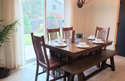 Windsor House | Timberline Retreat - Sleeps 9, large backyard, well stocked kitchen!