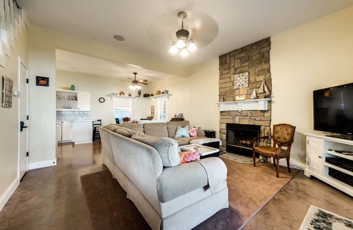 Bridgeport House | Time to Relax! Waterfront! Unbelievable sunrise!