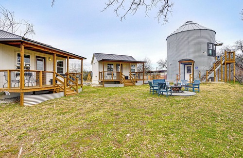 Dennis Cabin | Tin De Blue Grainbury Silo and Cabins