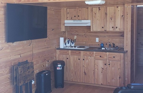 Tulsa Cabin | Tiny Cabin with Private Hot Tub on Acres