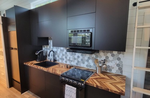 Conroe Cottage | Tiny Home with outside lounging area, sleeps 4! Short drive to The Woodlands