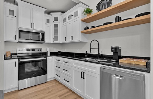 Brazos House | Tiny Twin Lia, New 2 bedroom Fully Furnished Midterm in beautiful Waco