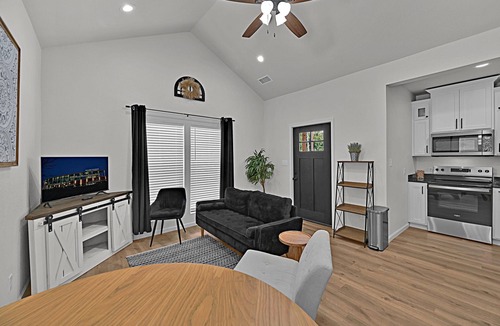 Brazos House | Tiny Twin Lia, New 2 bedroom Fully Furnished Midterm in beautiful Waco