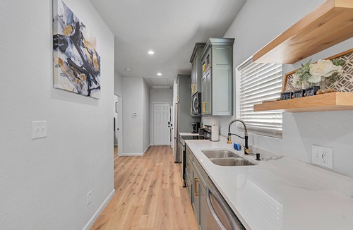 Brazos House | Tiny Twin Mia, Charming 2-bedroom house in wonderful Waco- fully furnished