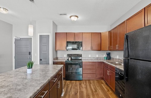 West Des Moines Apartment | Top Floor, Modern Suite with Balcony Pool Views
