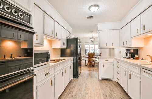 Lubbock House | TOTAL PRIVACY & TOTALLY PRIVATE HOT TUB, 4 Bed, 3 Bath, 2 Car - SLEEPS 14!