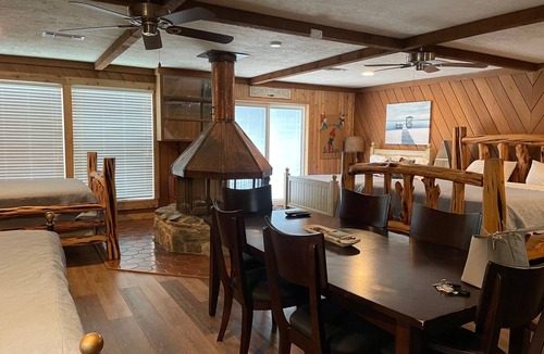 Enchanted Oaks House | Tournament Quiet Retreat ❤, Private Boat Ramp Fisherman's Paradise. Deep water