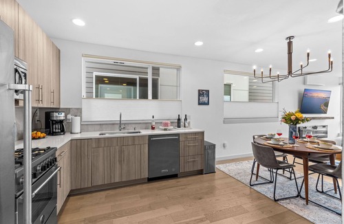 West Seattle House | Townhome w/Rooftop Deck-AC-15 min Dwntwn-Walk 2 Restaurants/Bars.