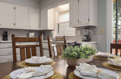 Independence House | TownHome w/Smart TVs, Near KC Stadium Sleeps 6