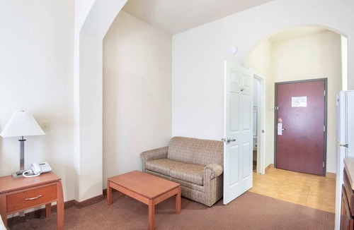 Clute Apartment | Townhouse Clute Lake Jackson|King Bed