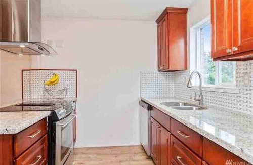 SeaTac Villa | Townhouse walking distance to airport and train!