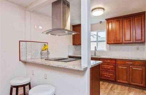 SeaTac Villa | Townhouse walking distance to airport and train!