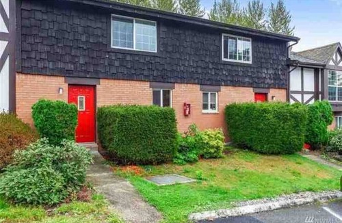 SeaTac Villa | Townhouse walking distance to airport and train!