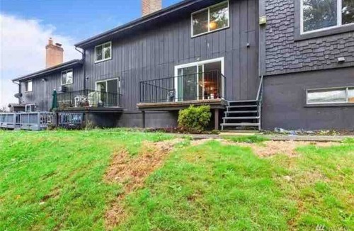 SeaTac Villa | Townhouse walking distance to airport and train!