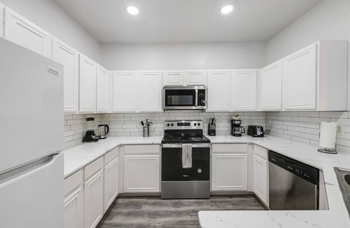 Grand Prairie Apartment | Tranquil 3BR I Free Parking I Workspace