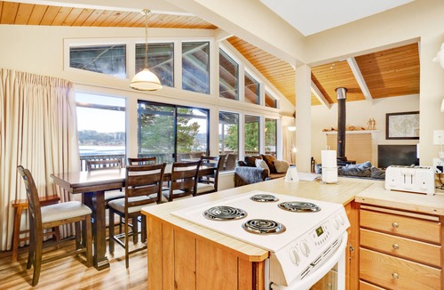 Lopez Island House | Tranquil Bayfront Home with Covered Deck & Large Lawn - Close to Beach