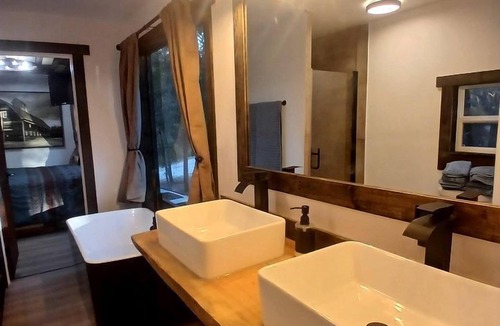 Plantersville Cabin | Tranquil Creekside Container with Private Waterfall Near Renaissance Festival | Magnolia, Texas