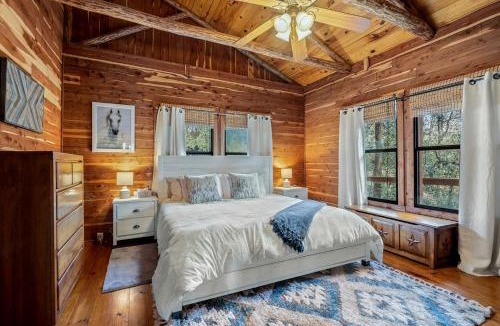 La Grange House | Tranquil Peaceful Cabin with Stunning Lake Views in La Grange, Texas