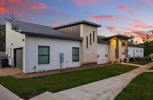 Malakoff House | Tranquil Tides: Lake Front- Pool & Hot Tub