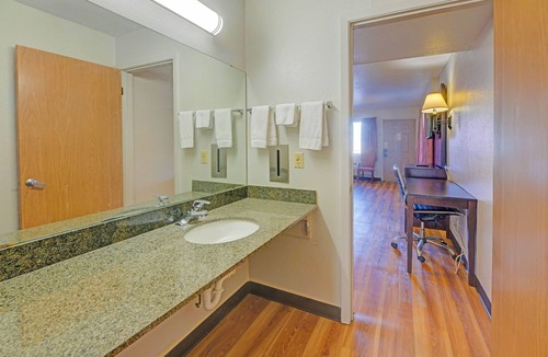 Wichita Falls Hotel | Travelers inn by OYO Wichita Falls
