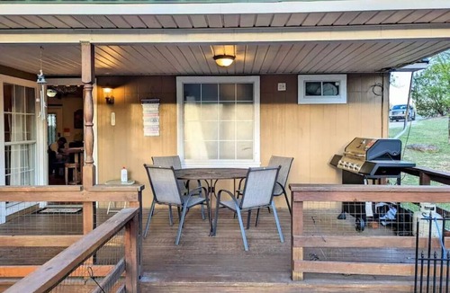 Davis House | Treehouse Hideaway - Your Home Away from Home
