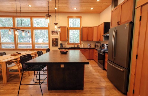 Mazama Cabin | Treehouse - modern cabin near Mazama