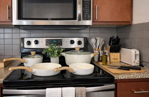 Las Colinas Apartment | Trendy Modern Getaway w/King Bed for a Prime Stay