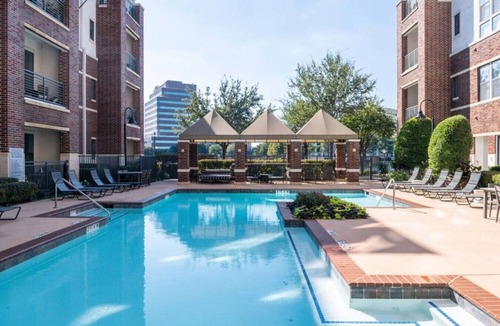 Las Colinas Apartment | Trendy Modern Getaway w/King Bed for a Prime Stay