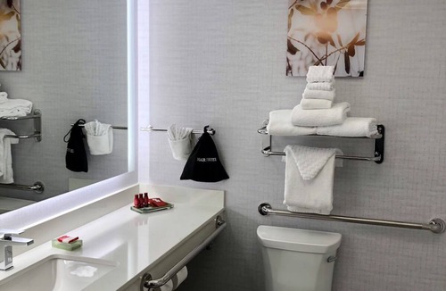 Pasco Hotel | Tri‑Cities King Room w/Breakfast, Gym & Pool