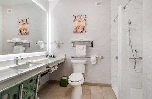 Pasco Hotel | Tri‑Cities King Room w/Breakfast, Gym & Pool