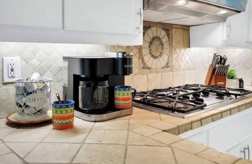 Medical Center District House | Tropical 7-Bed Escape with Heated Swimming Pool & Hot Tub in Central Location