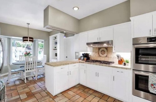Medical Center District House | Tropical 7-Bed Escape with Heated Swimming Pool & Hot Tub in Central Location