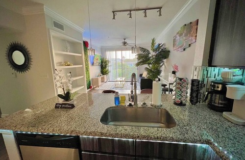 South Central Houston Apartment | Tropical Breeze - 2BR - Major international sporting event - Walk to NRG - Pool - Gym - Sleep 6