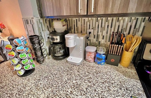 South Central Houston Apartment | Tropical Breeze - 2BR - Major international sporting event - Walk to NRG - Pool - Gym - Sleep 6