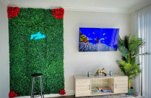 South Central Houston Apartment | Tropical Breeze - 2BR- FIFA - Walk to NRG - Pool - Gym - Sleep 6