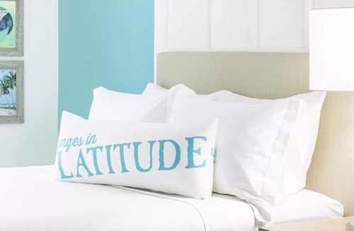 I-435 West KC-KS Hotel | Tropical Charm Awaits in this Private Room w/Relaxed Decor Near Kansas Speedway