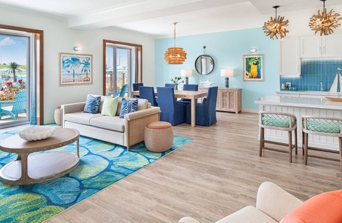 I-435 West KC-KS Hotel | Tropical Charm Awaits in this Private Room w/Relaxed Decor Near Kansas Speedway