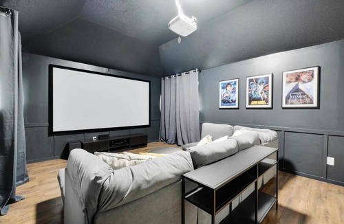 Flower Mound House | Tropical Pool Oasis - 5 BR Foosbal Cinema