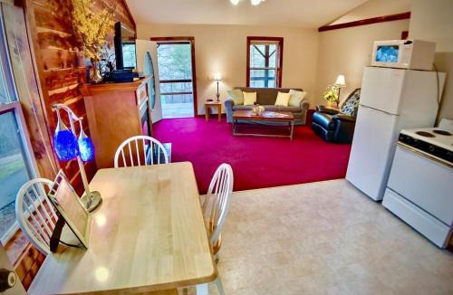 Eureka Springs House | Trout Lily Cabin - Giant Spa tub & Peaceful Location