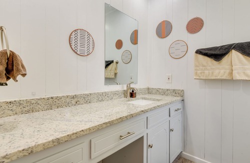 Fort Worth Apartment | 'Tru’ Bohemian' Benbrook Apt: 9 Mi to Fort Worth!