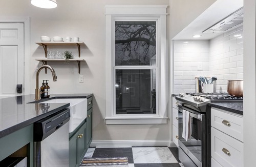 Austin Ave. House | Tudor on Austin Ave - HOT TUB - 5 mins to Silos & McLane Stadium