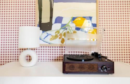 Bloomington House | Turntable&Vinyl - Deck - Vibrant - Near IU