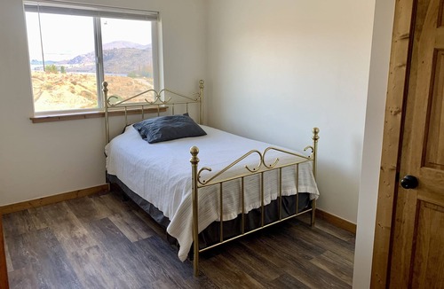 Pateros Apartment | Two Bedroom Apt. in Pateros- 18 mi to Chelan, 44 mi to Winthrop, River views!
