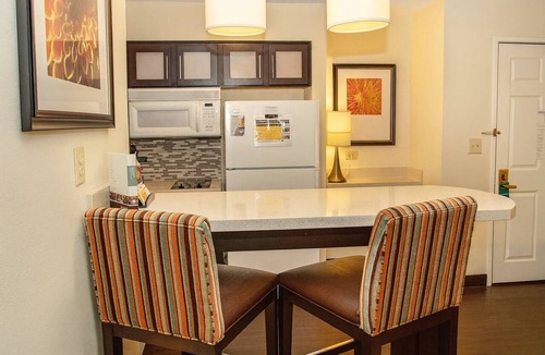 Vance Jackson Apartment | TWO Spacious 1BR Suite with Pool & Full Kitchen | Free Breakfast
