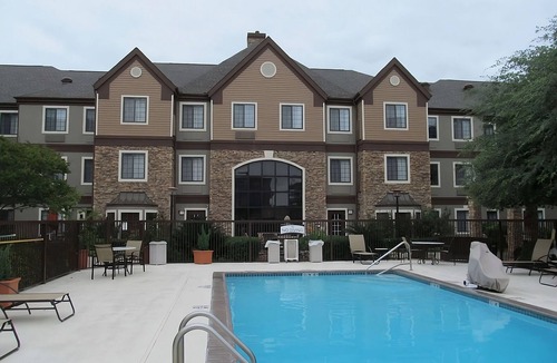 Vance Jackson Apartment | TWO Spacious 1BR Suite with Pool & Full Kitchen | Free Breakfast